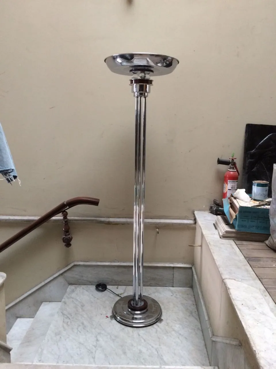 Set of 2 classic floor lamps in an elegant setting