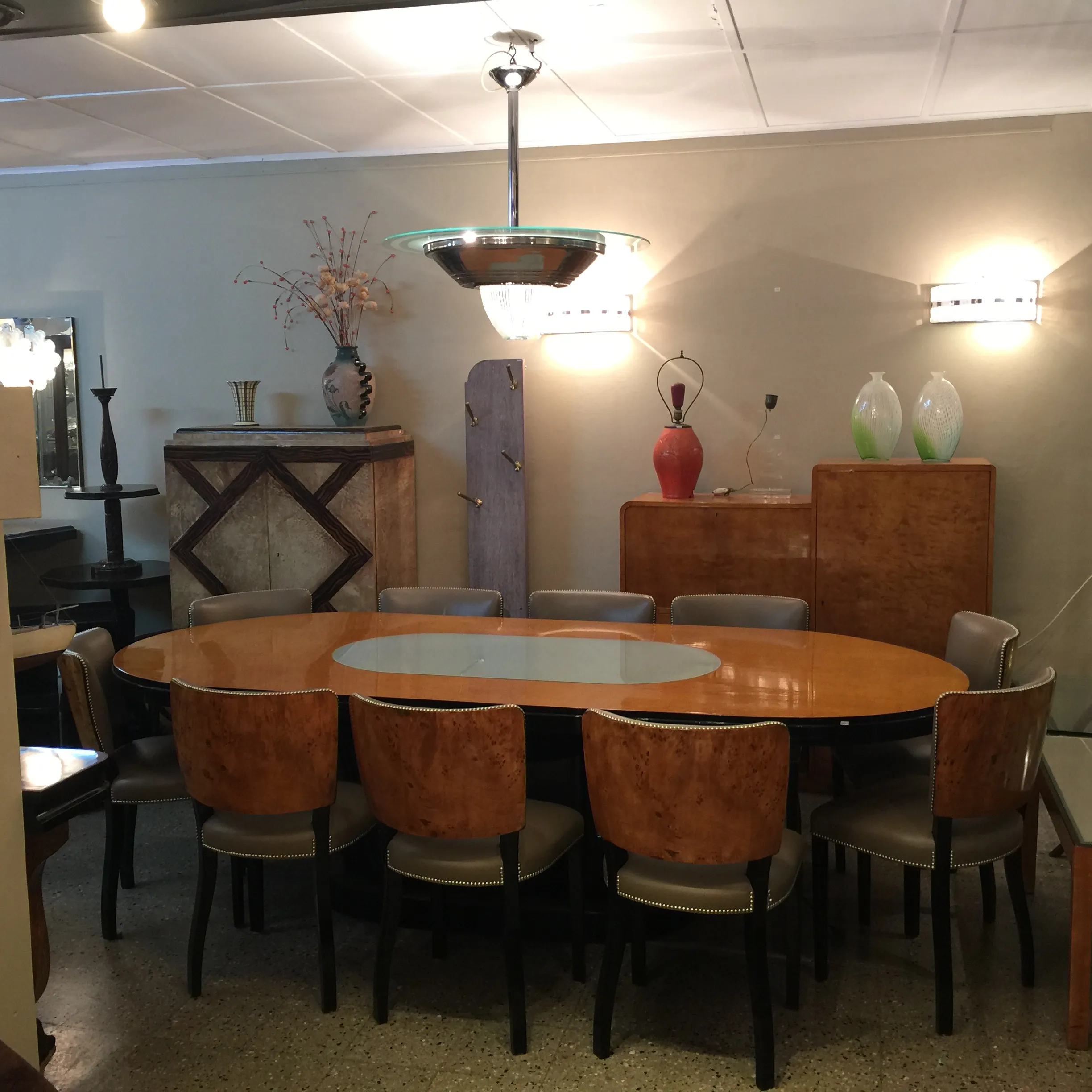 mesa de jantar antiga art deco para 10 pessoas com cadeiras elegantes e luz