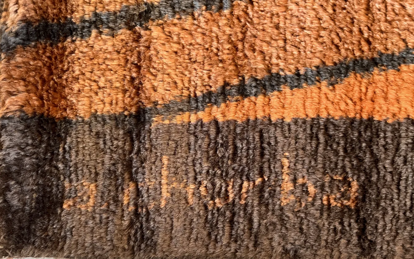 Tapete antigo com design em tons de marrom e laranja