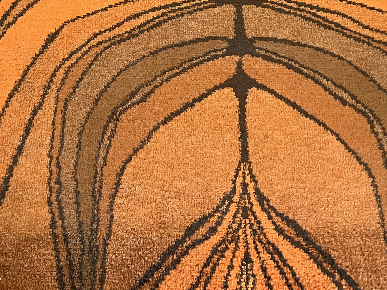 tapete antigo em tons marrons com design abstrato