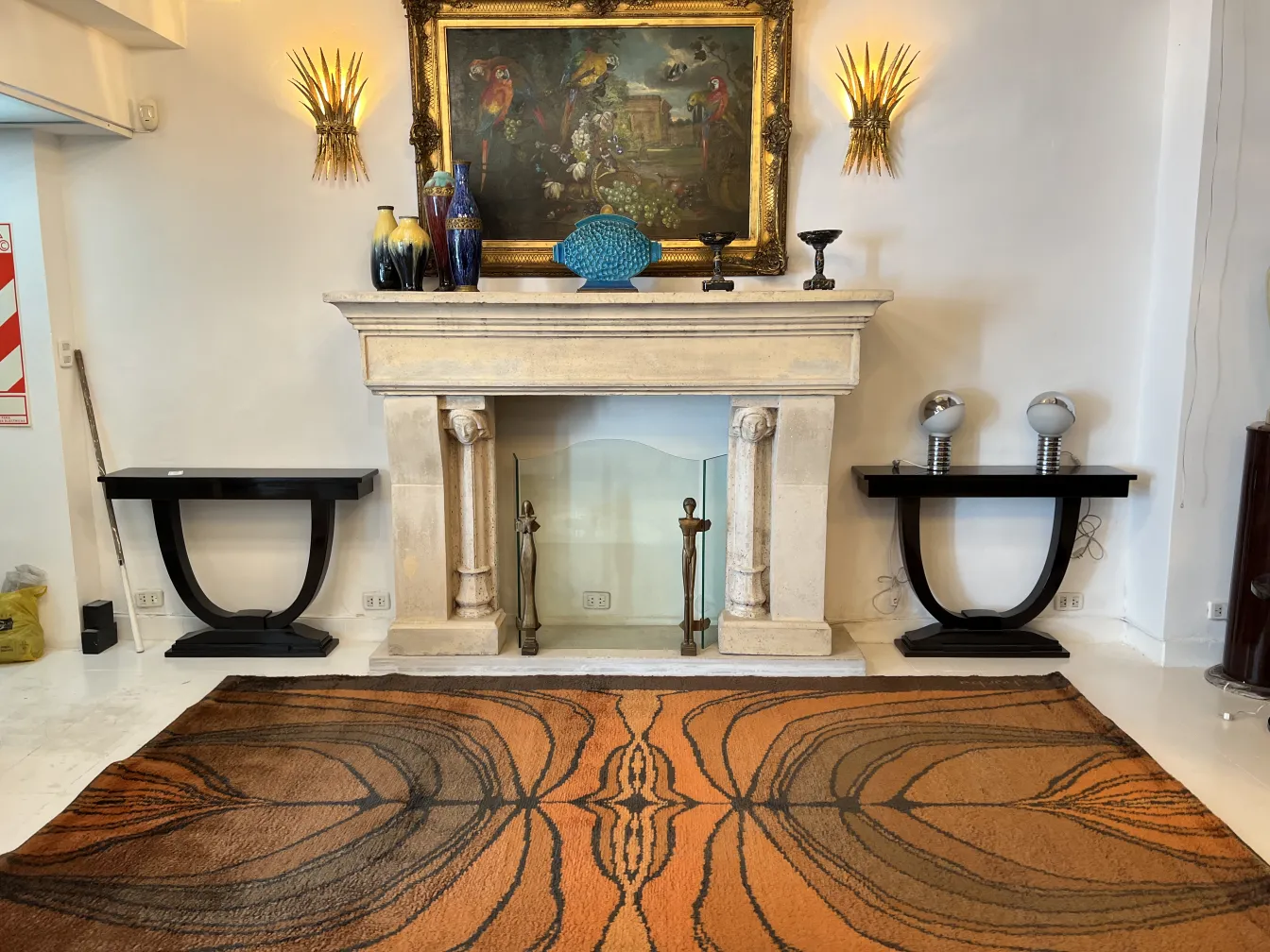 tapis ancien avec motif abstrait en tons de marron et noir