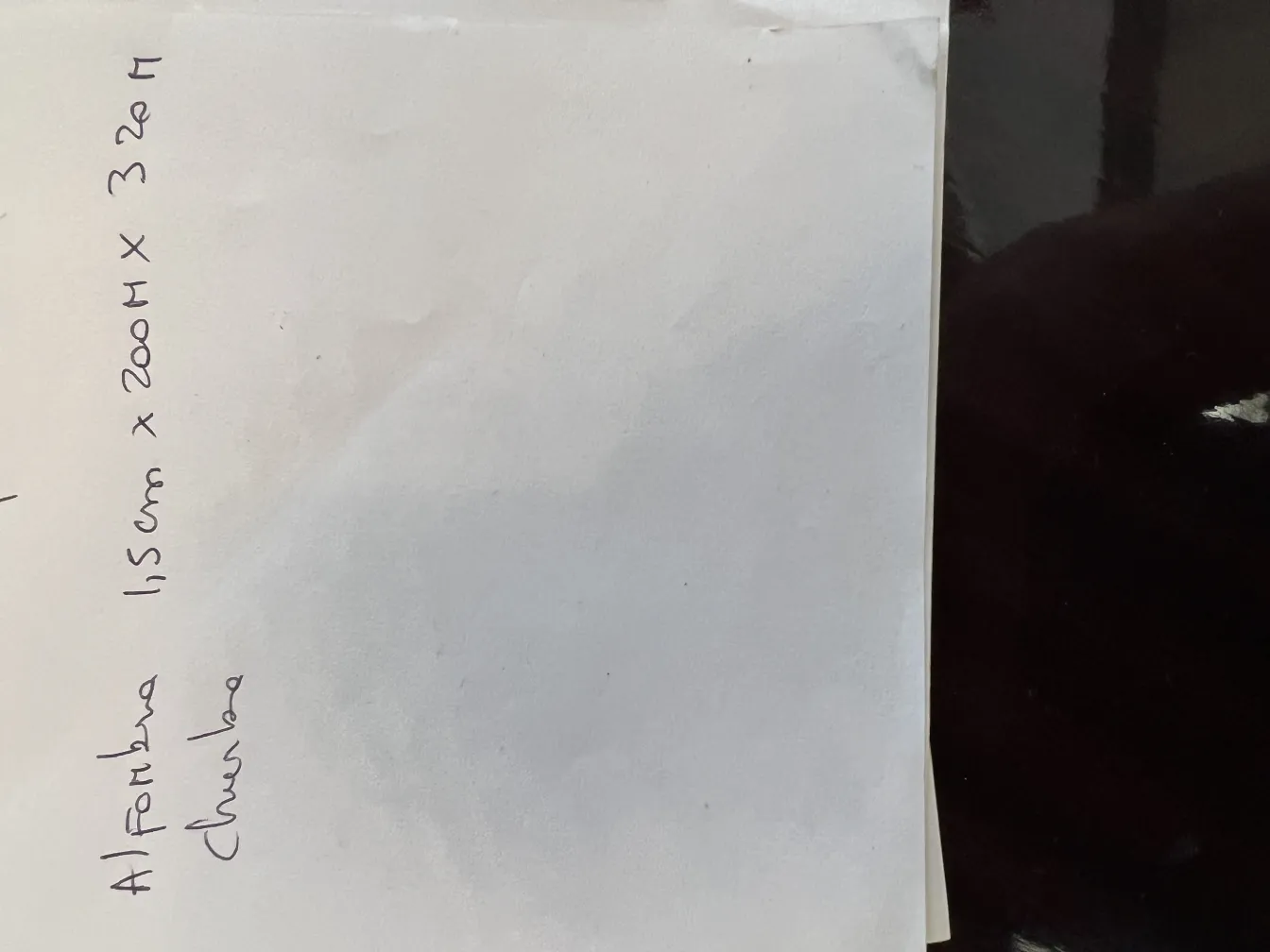 Tapis ancien chumba avec des détails subtils et une texture unique.