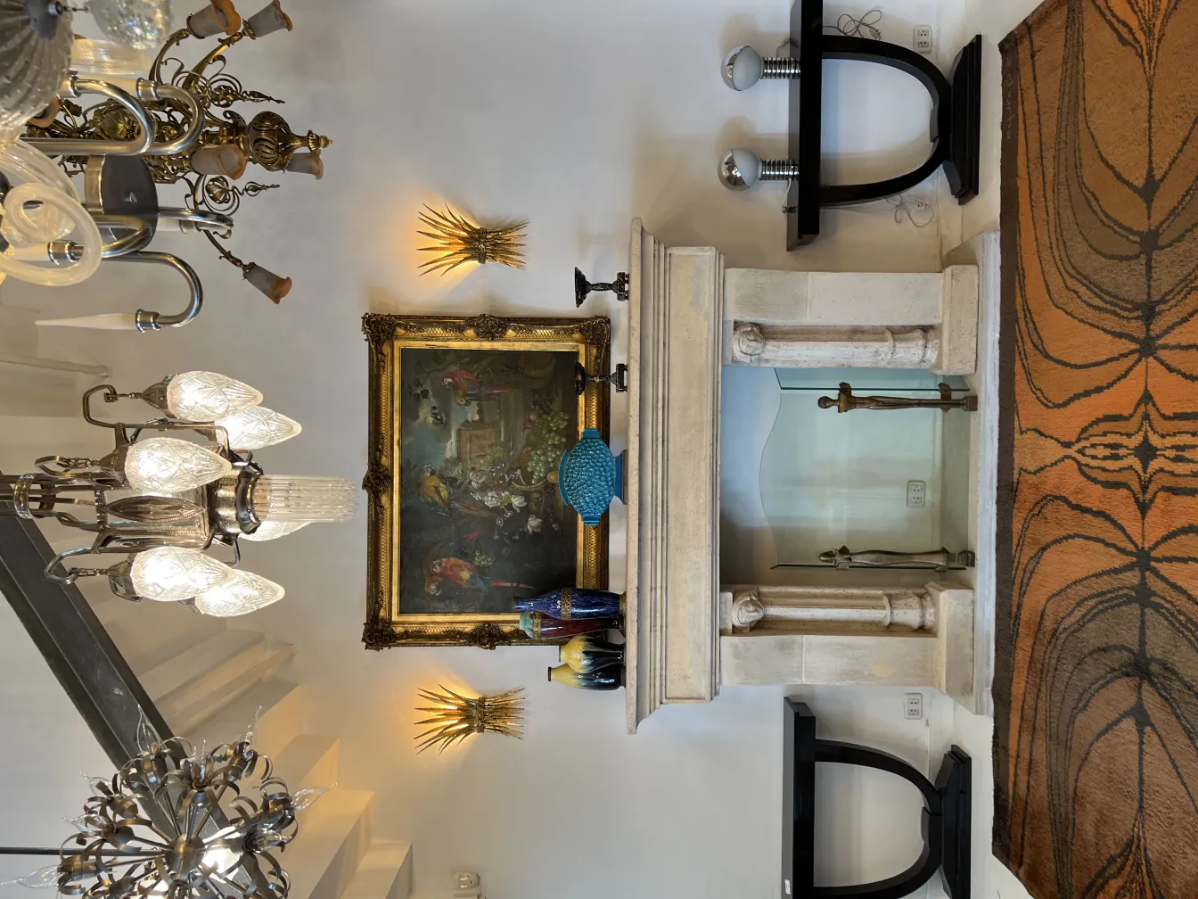 античный коврик с элегантным дизайном и отличительными узорами