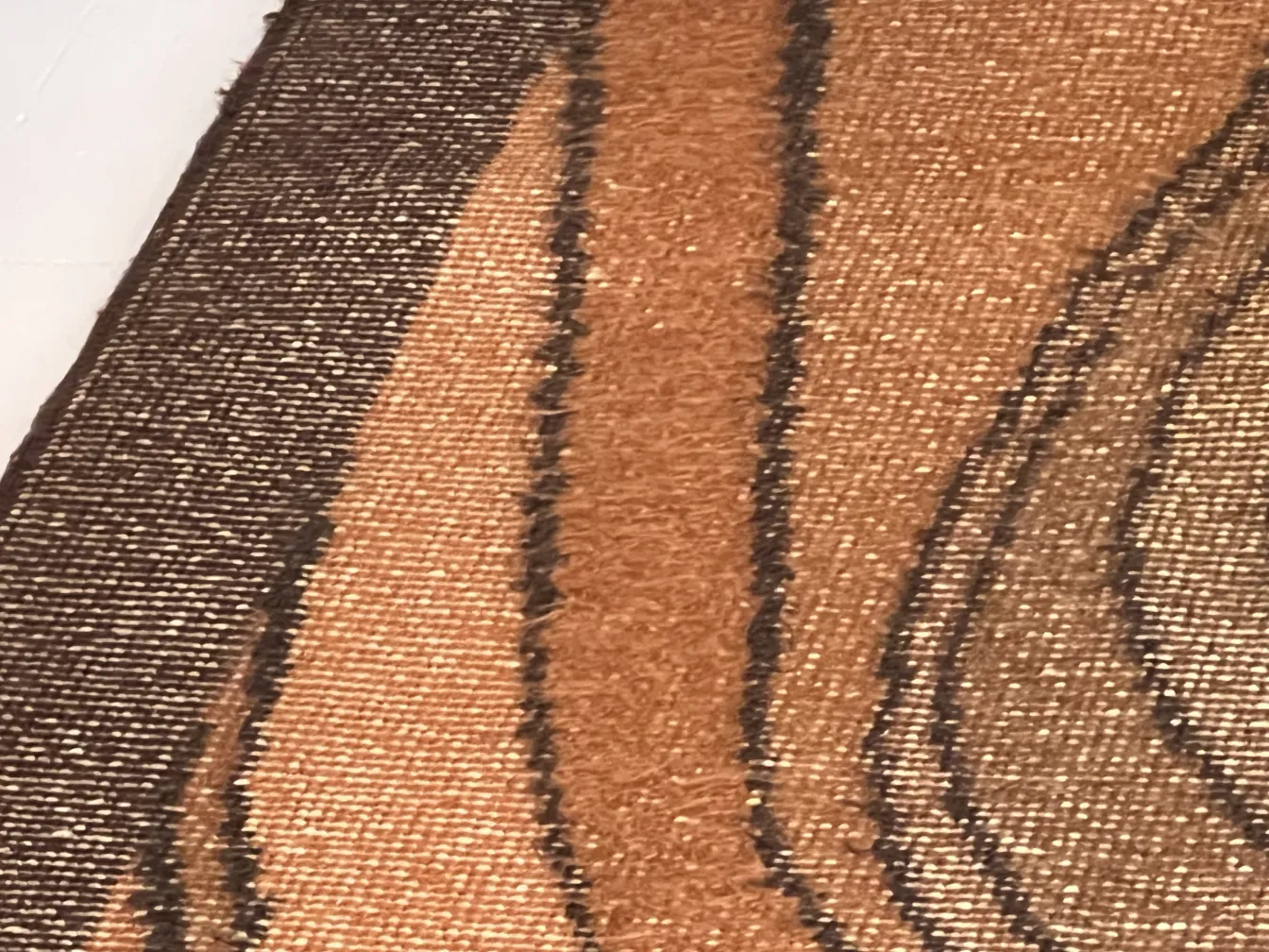 alfombra antigua en color marrón con diseño ondulado