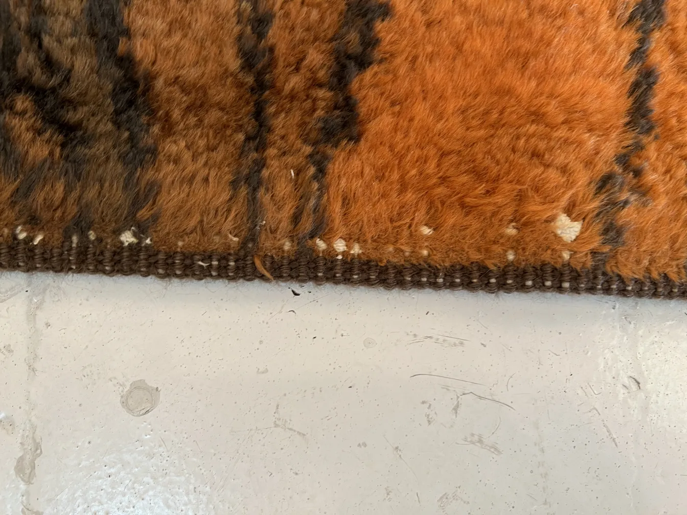 tapis ancien avec des couleurs chaudes et un design unique