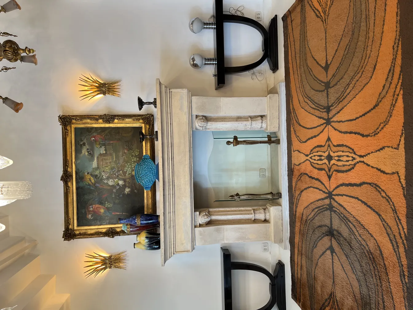 Tapis ancien avec motif marron et orange dans un cadre élégant