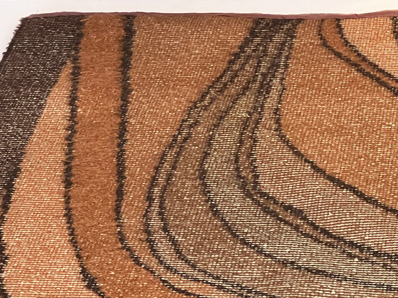 tapis ancien avec un design abstrait dans des tons bruns