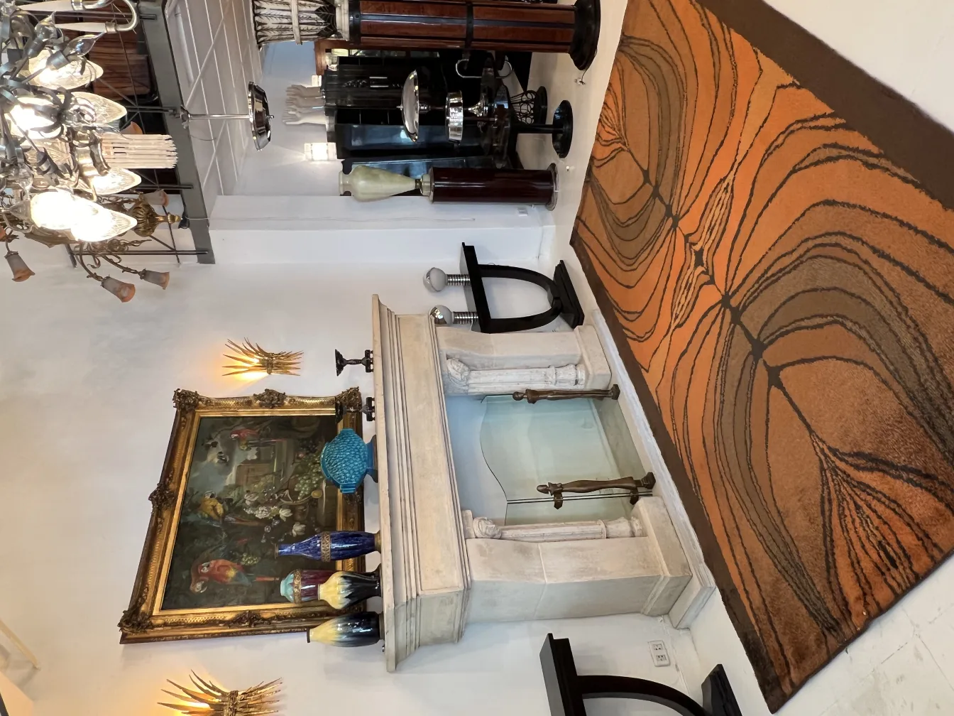 上品な部屋に古いカーペットの土色デザイン