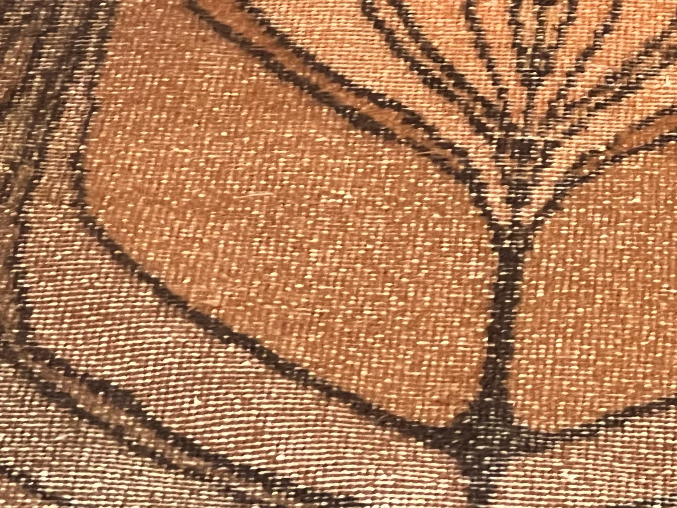 Tapis ancien décoratif avec un design floral dans des tons chauds.