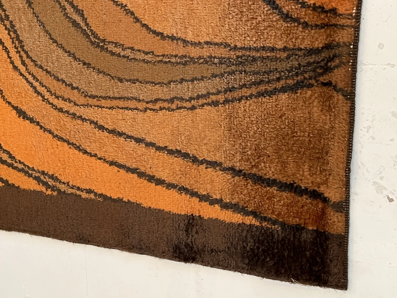 tappeto antico con design marrone in ambiente decorativo