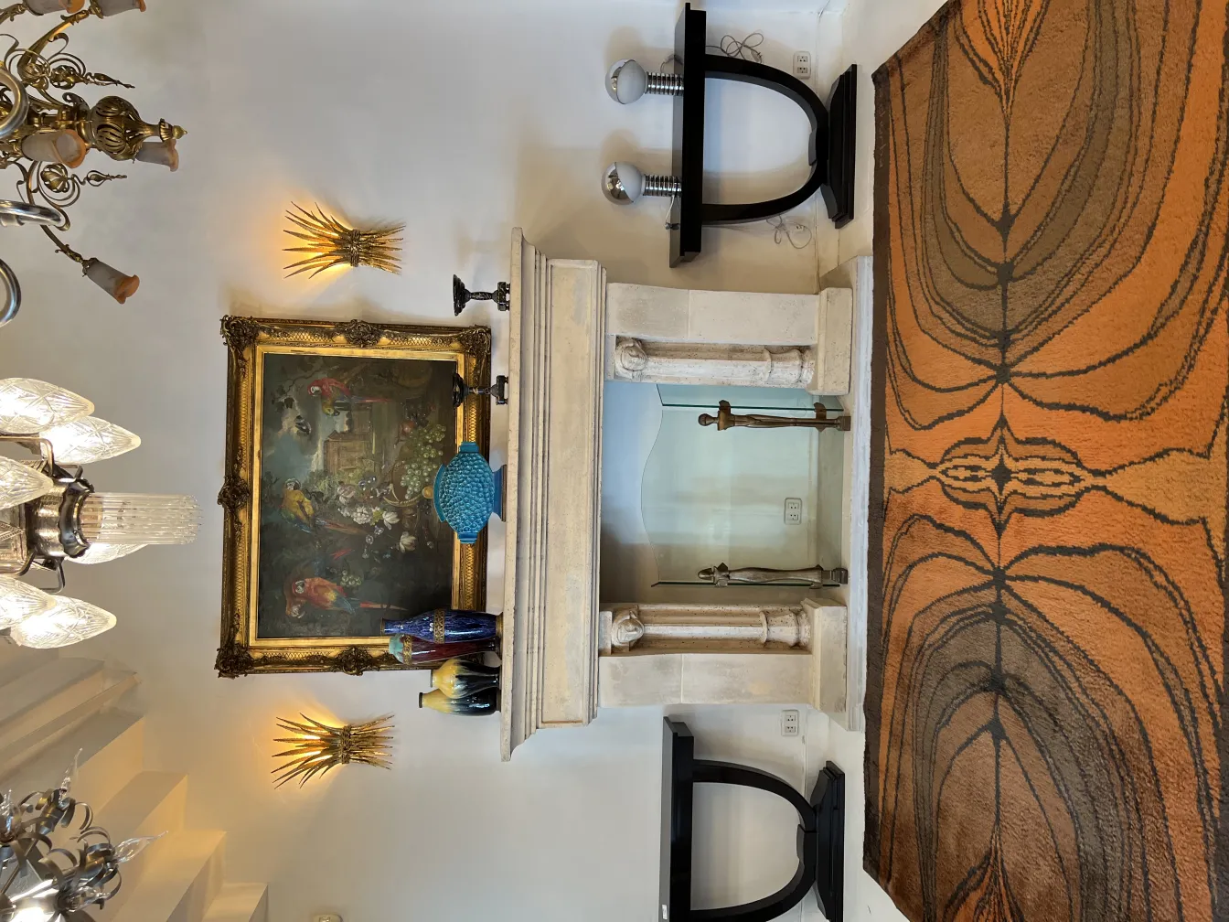 antiker dekorativer teppich mit organischem design in elegantem ambiente