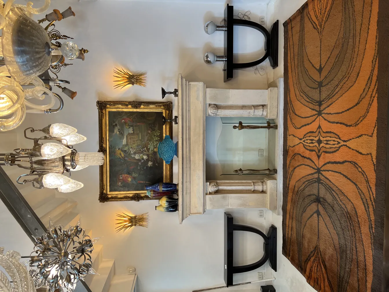 античный коврик с органическим дизайном в теплых тонах