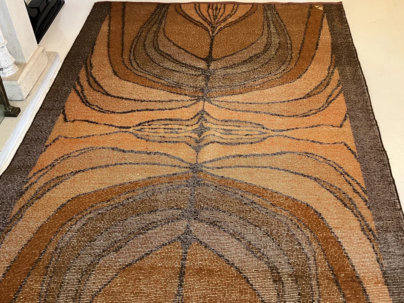 Tapis ancien avec design abstrait en tons de brun et ocre, atmosphère élégante.