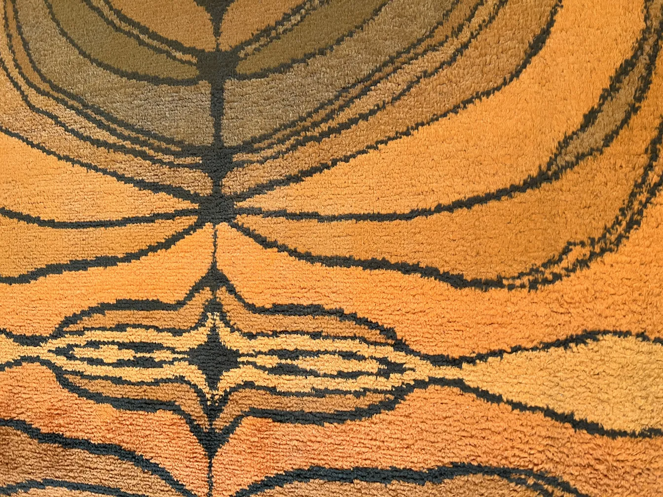 tapete antigo com tons laranja e linhas