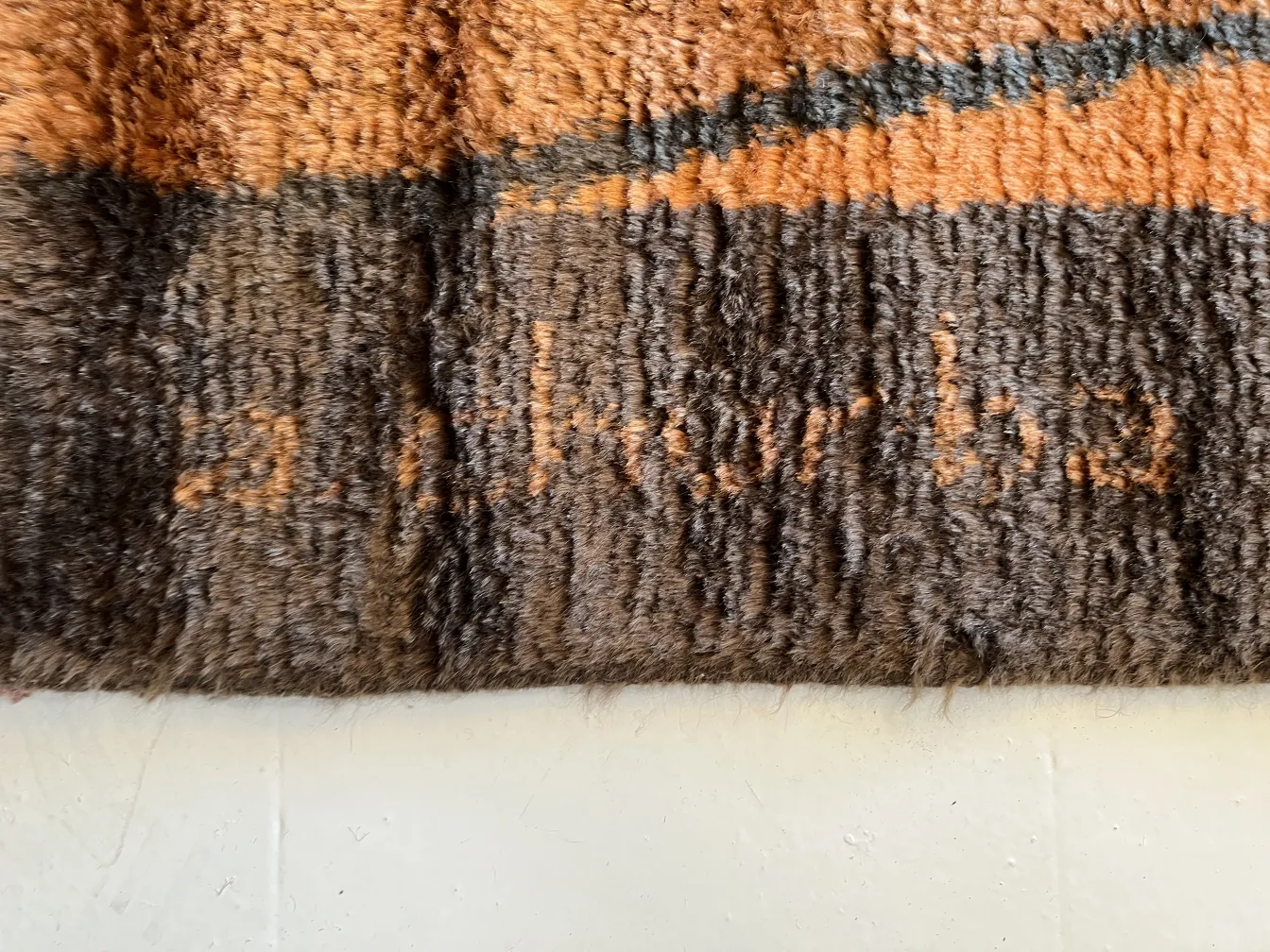 antik-teppich in orange-braunen Tönen, weiche Textur