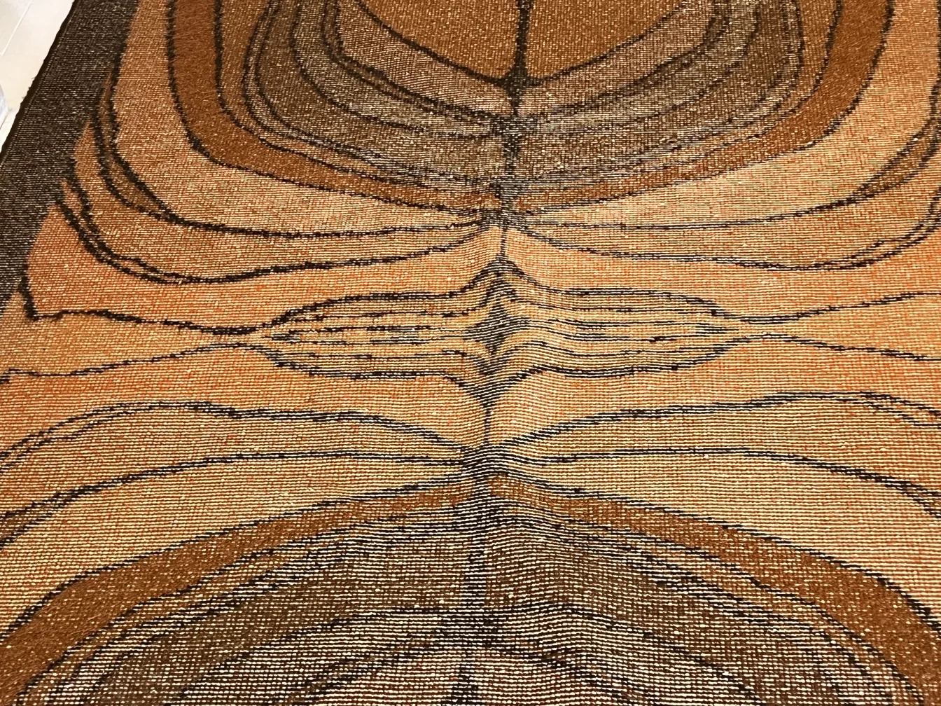 alter Teppich mit sanften braunen Tönen und Linien