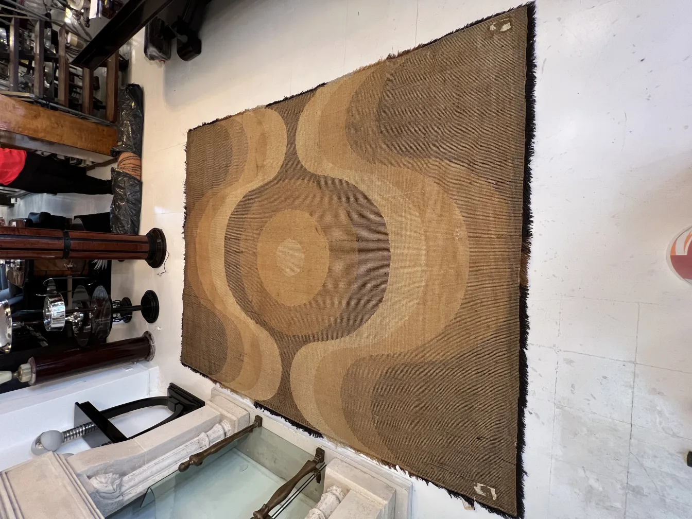 tapis ancien avec motif brun sur fond clair