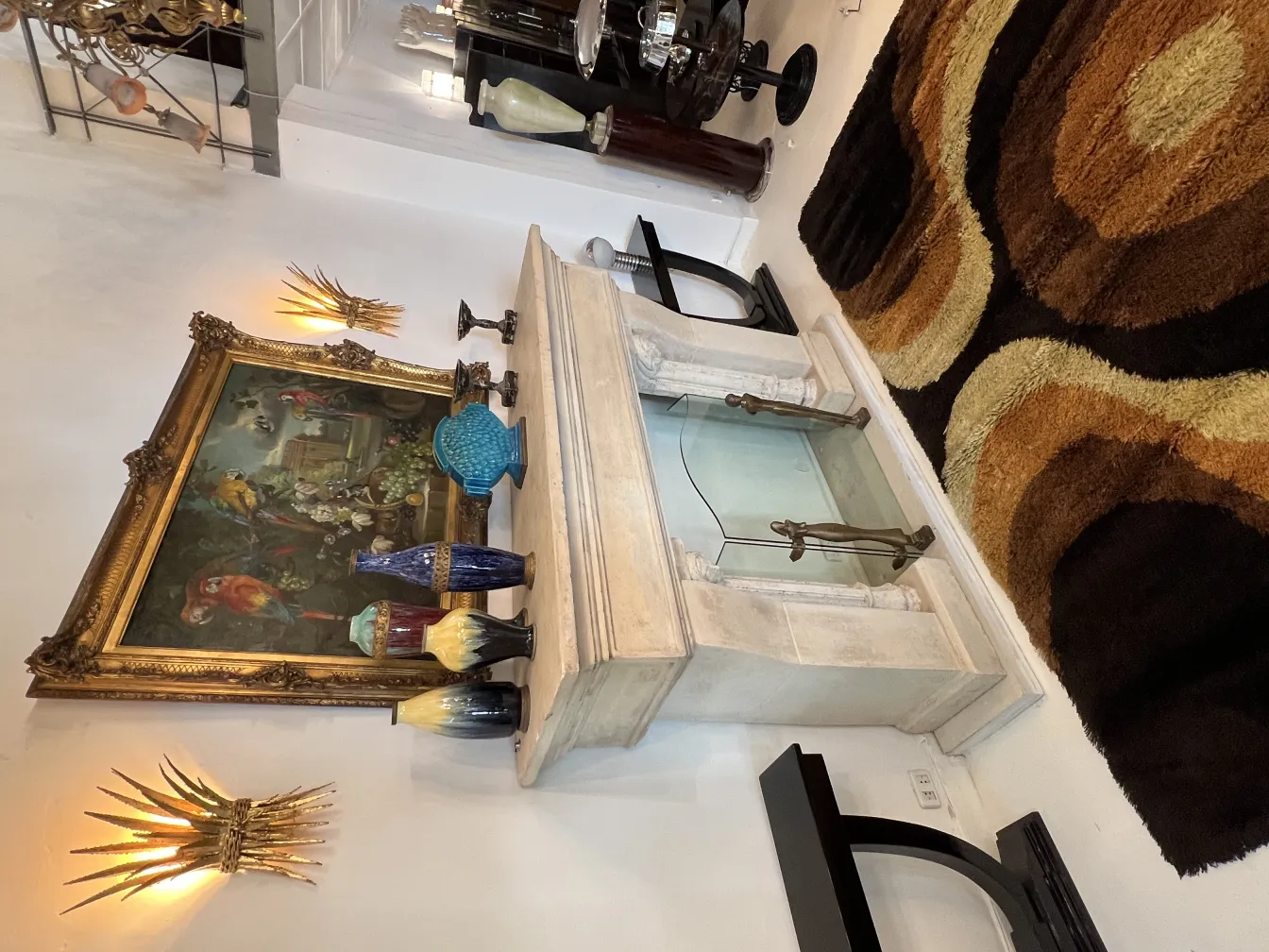 antiker Teppich in braunen und beigen Tönen in einem dekorativen Umfeld