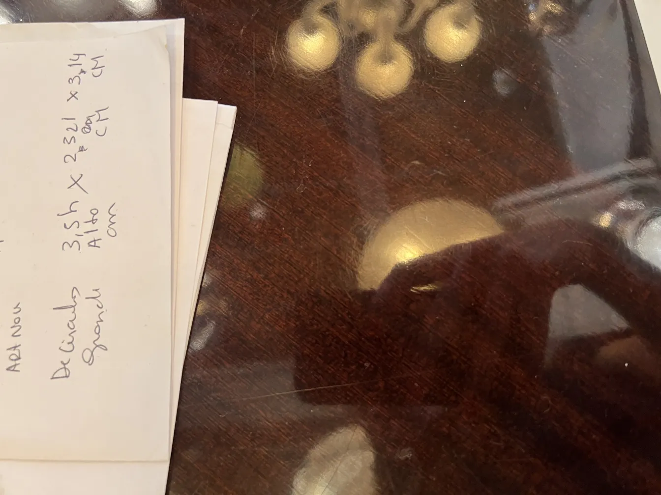 декоративный античный коврик на столе