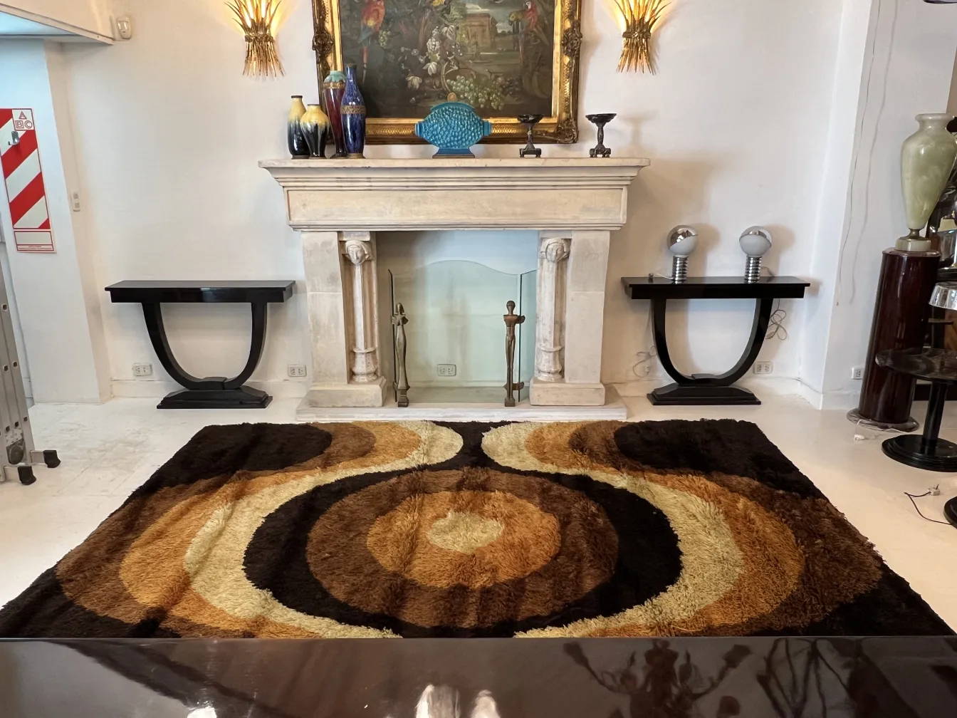 Tapis ancien avec des motifs circulaires en tons de marron et de crème, décoration élégante.