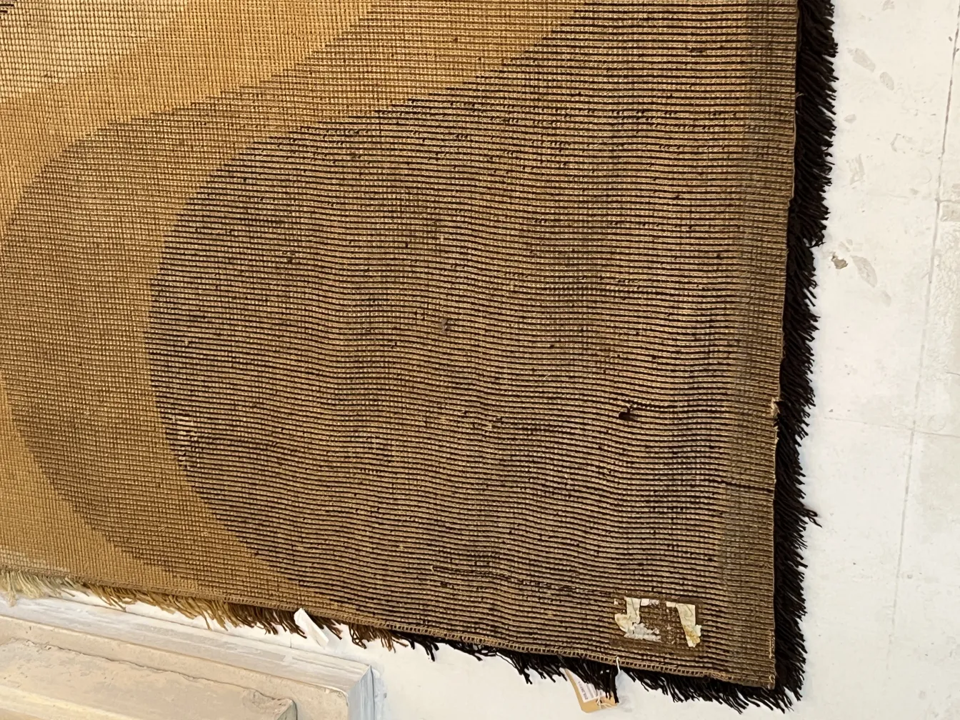 Alfombra antigua con un elegante diseño geométrico en tonos marrones