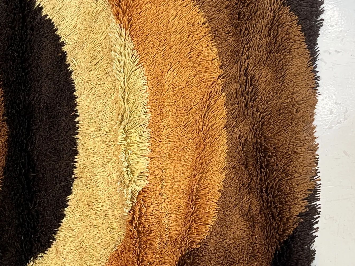 tapis ancien avec des tons marron et jaune