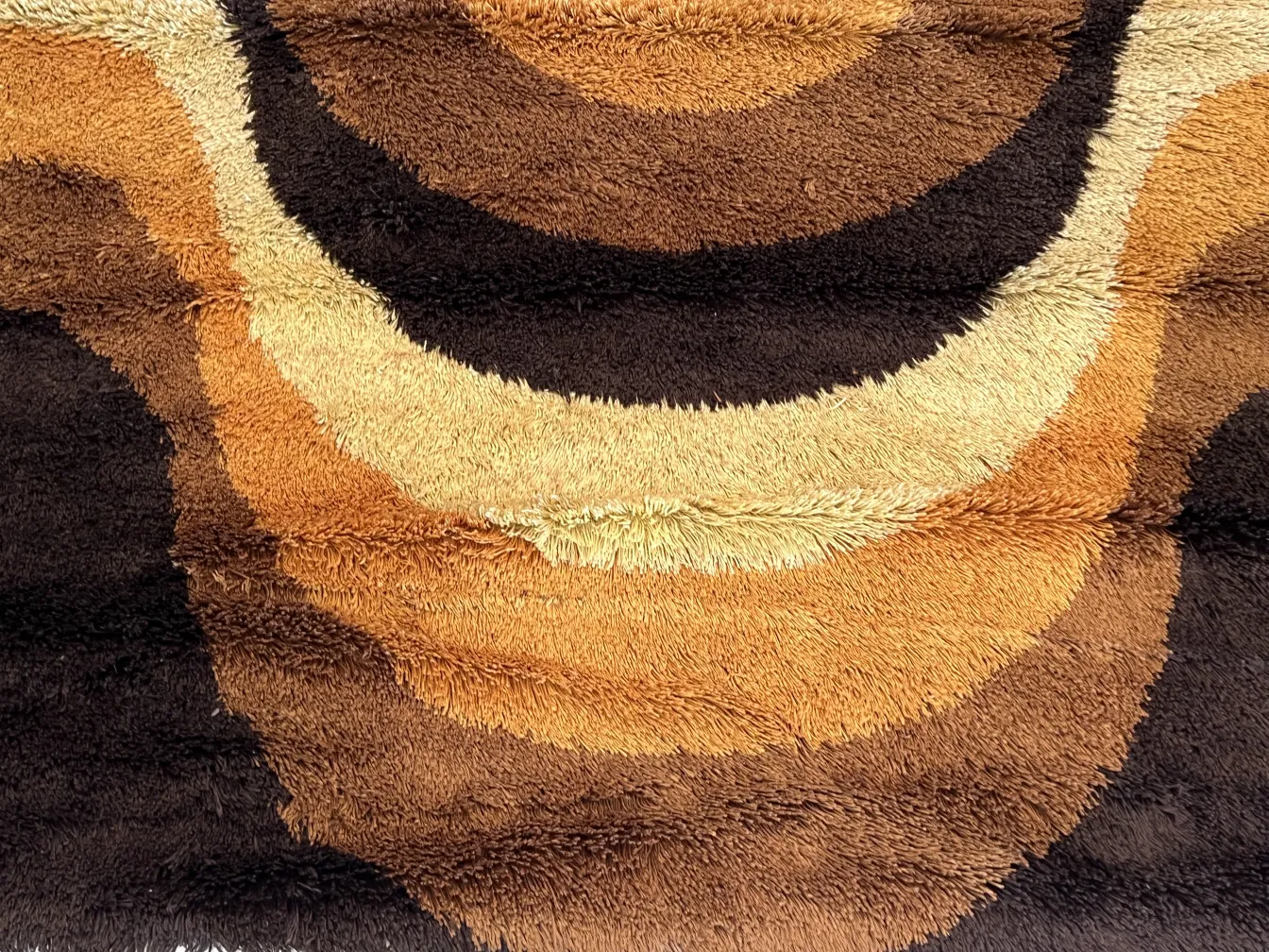 tapete antigo com tons de marrom e amarelo