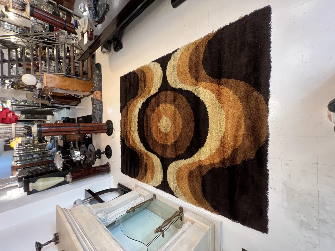 tappeto antico con design marrone e beige in un ambiente