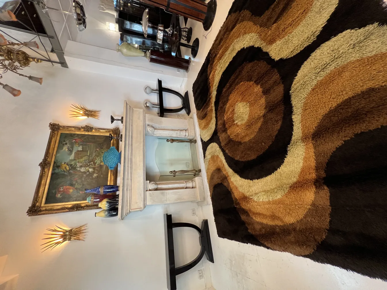 alfombra antigua con diseño en tonos marrón y beige en un ambiente elegante.