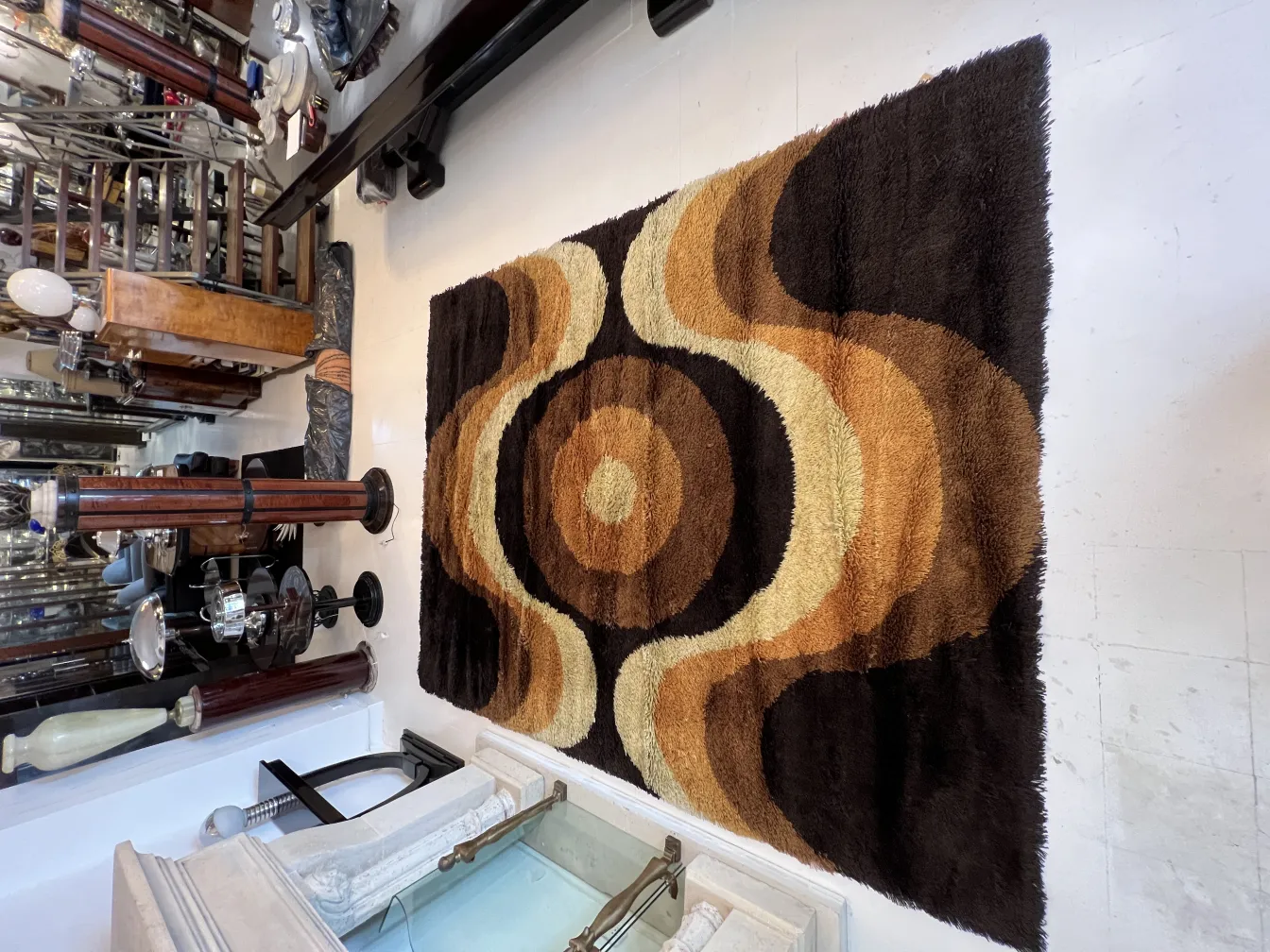 Tapete antigo com design ondulado em tons de marrom e bege