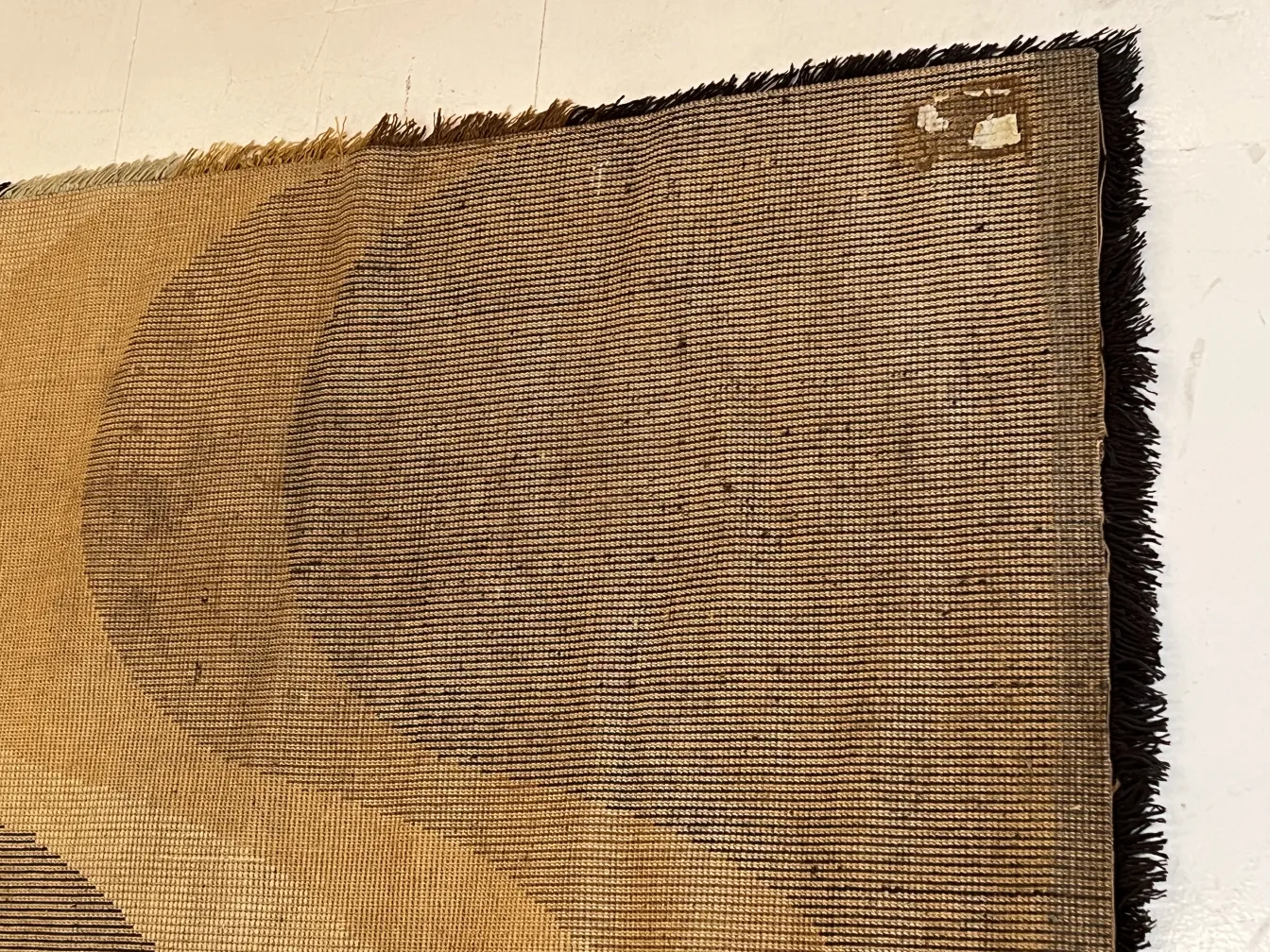 سجادة عتيقة بتصميم هندسي بني مع شراشيب