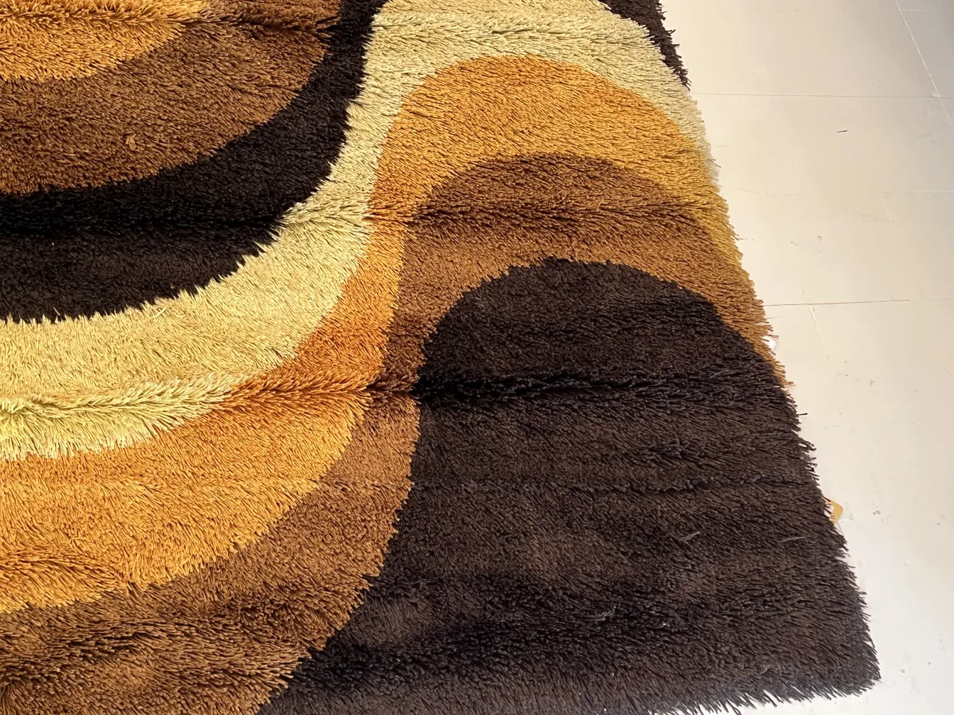 Alfombra antigua con colores marrón y beige, diseño orgánico