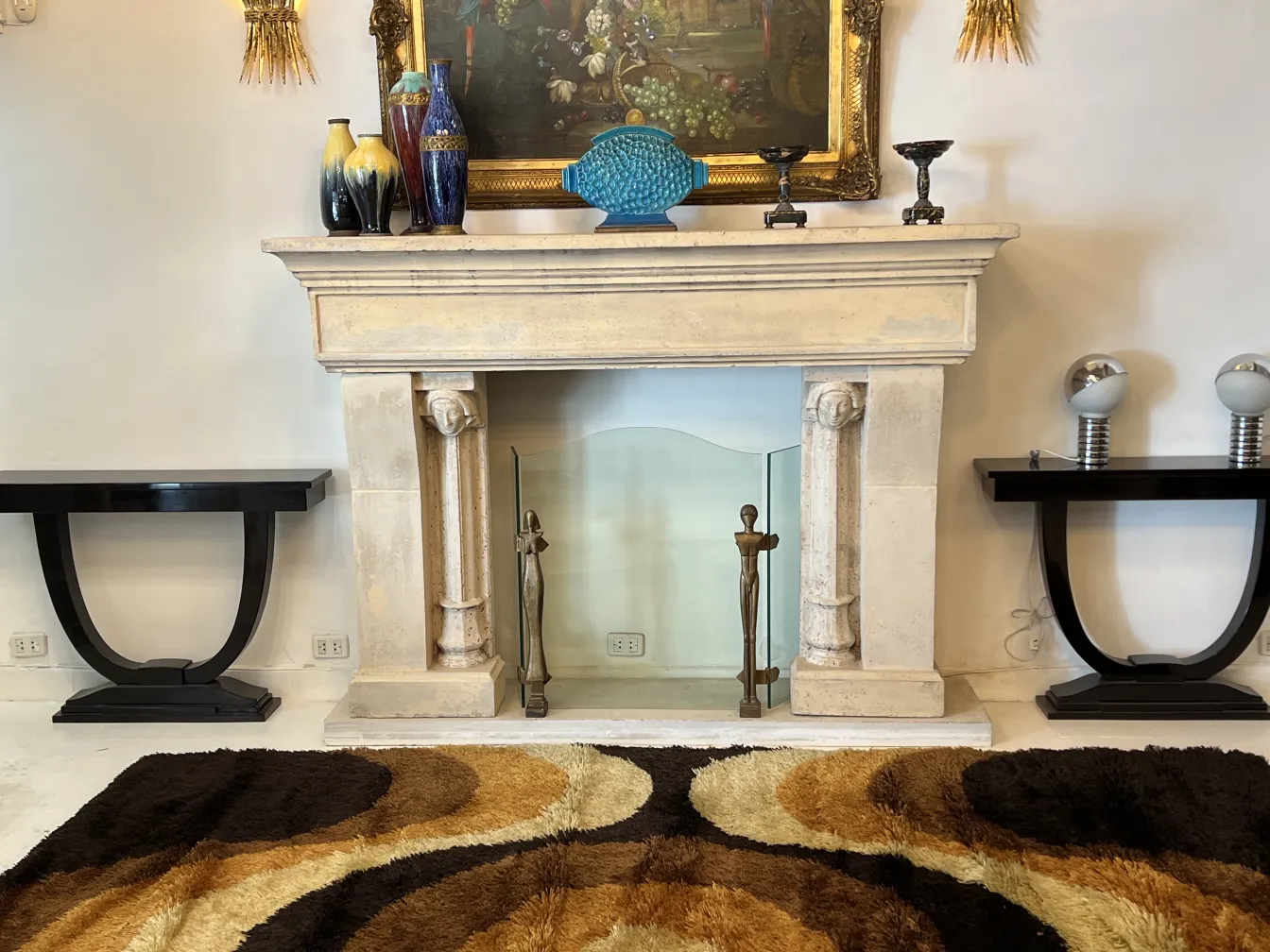 Alfombra antigua marron y beige con patrones circulares en una sala elegante