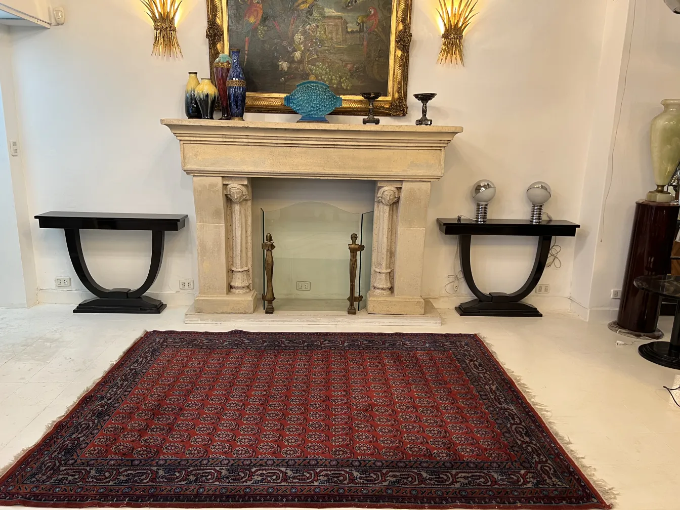 Tapis ancien en tons rouges et bleus sur fond blanc