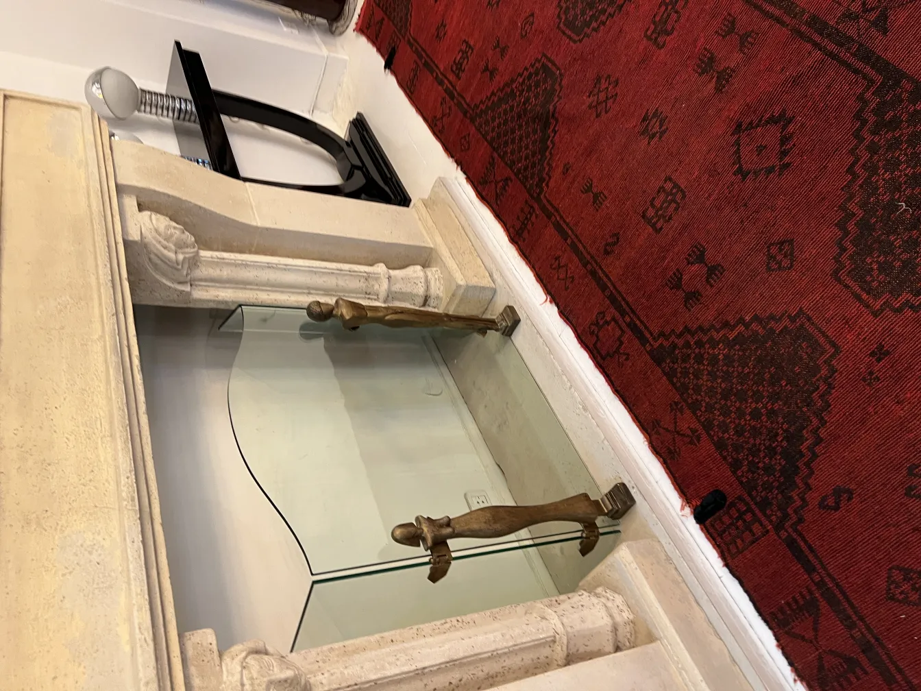 tapete vermelho com padrões pretos em um ambiente elegante