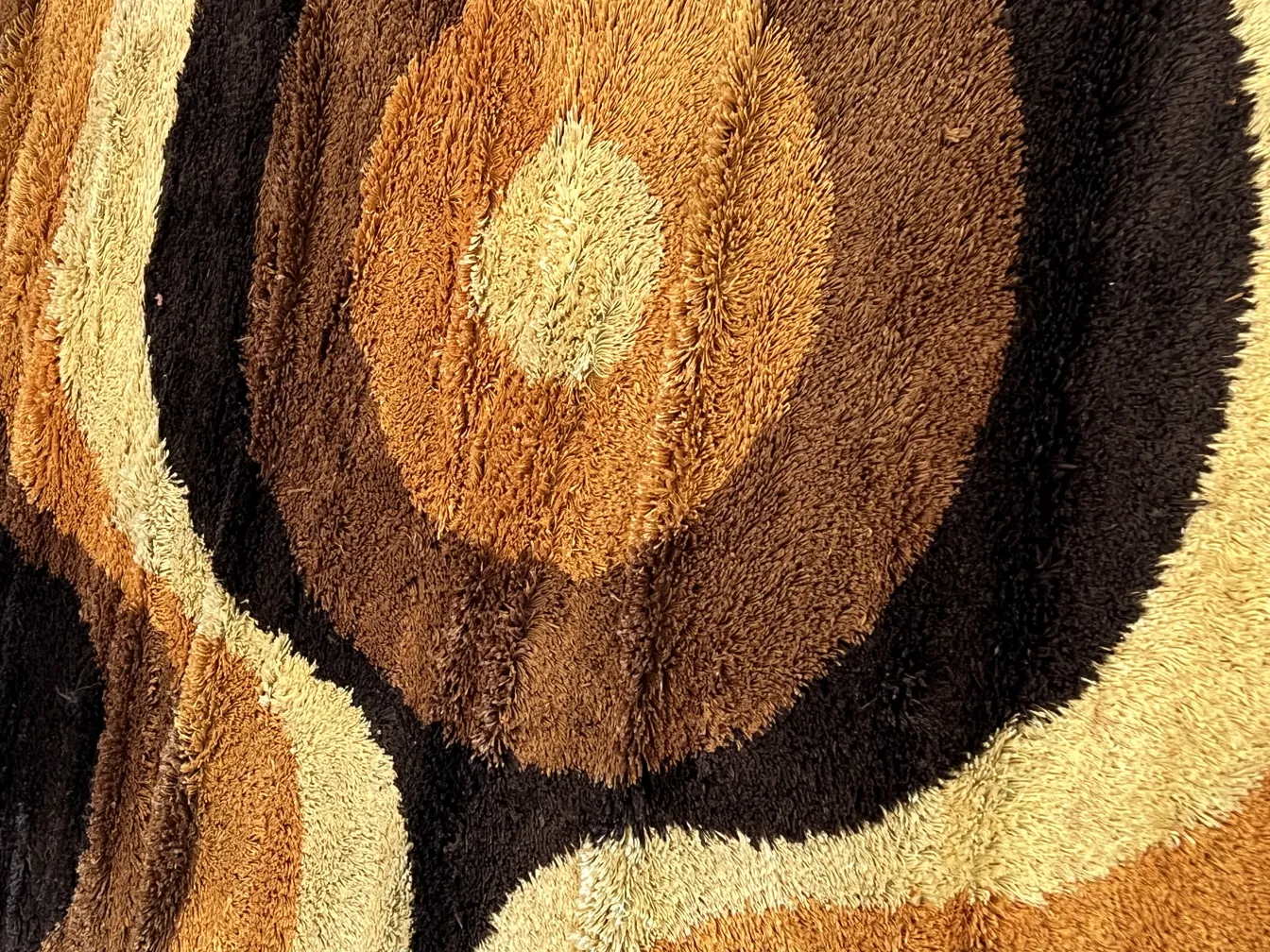 tapete circular antigo com tons marrons e bege em textura macia