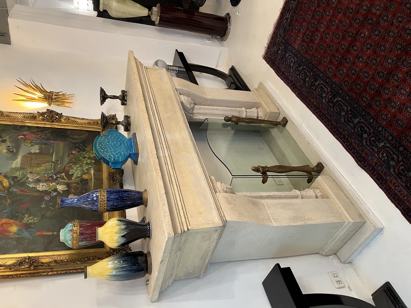 tapete antigo decorativo com padrões vermelhos e azuis ao lado de uma lareira