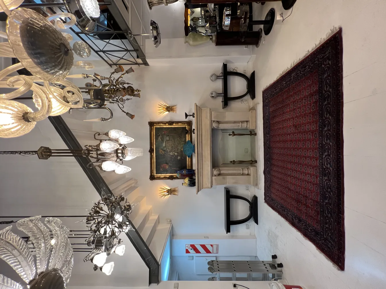 tapis ancien rouge dans une salle élégante avec des lustres