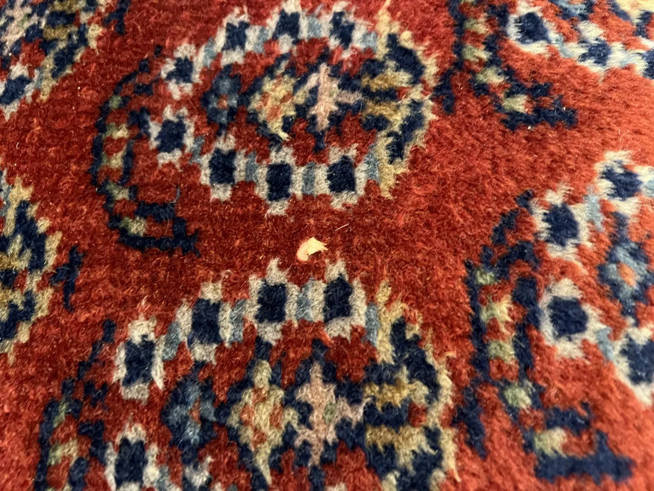 tapis ancien avec un motif coloré et des détails