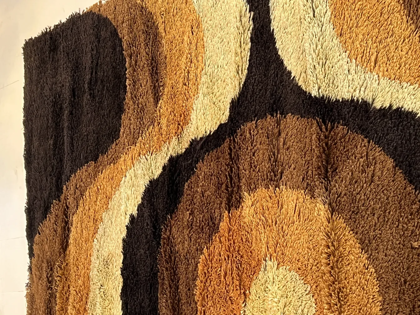 Tapis ancien avec des motifs en tons de brun et beige, décoratif.