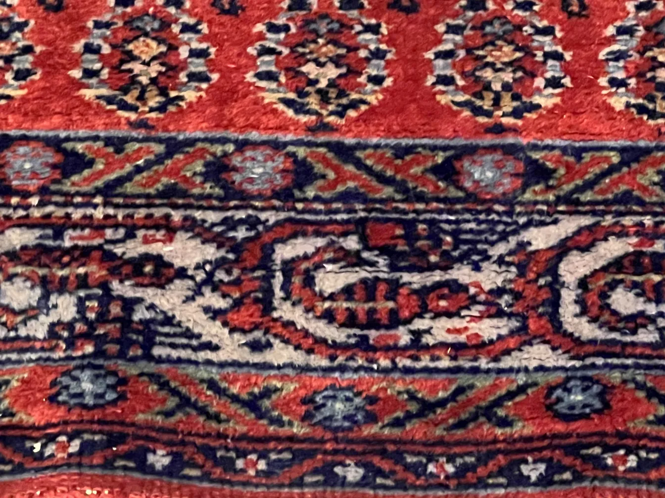 tapis ancien avec des motifs vifs
