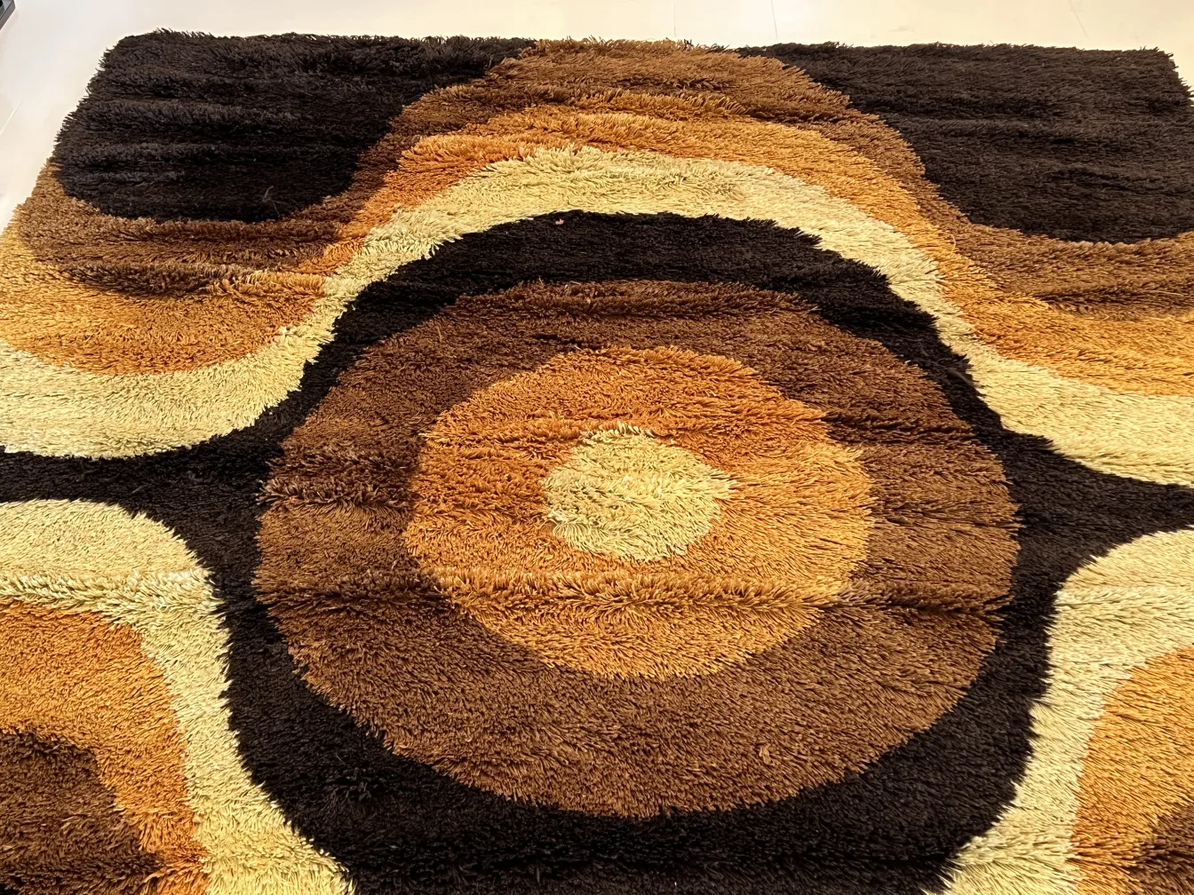 retro teppich in braun und beige mit kreisförmigem design