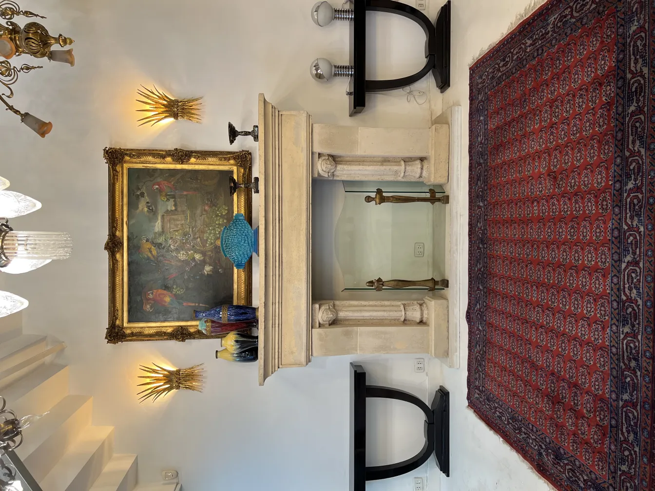 alfombra antigua con diseño detallado y colores cálidos, ambiente elegante