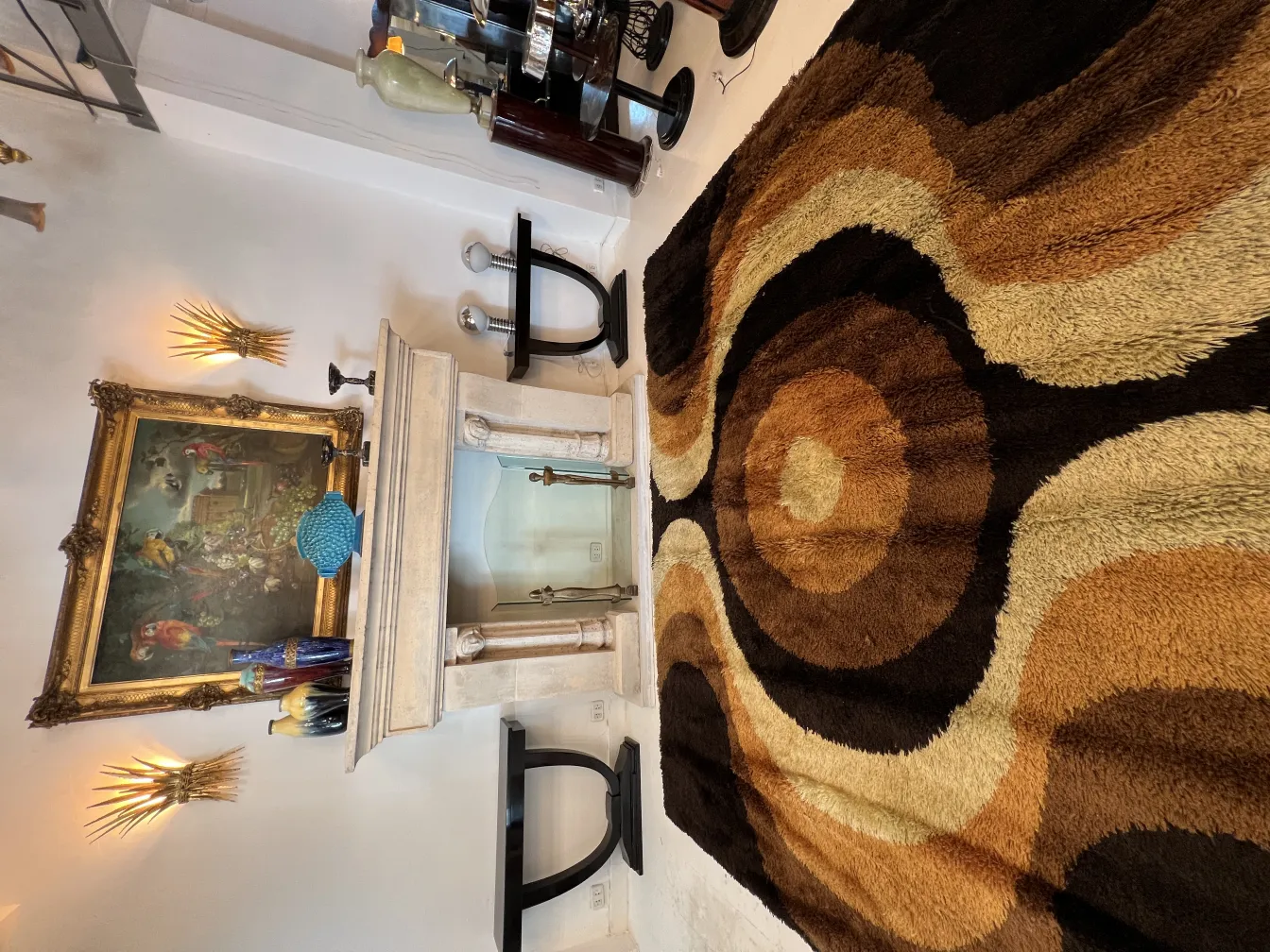 Alfombra antigua con diseño en tonos marrón y beige