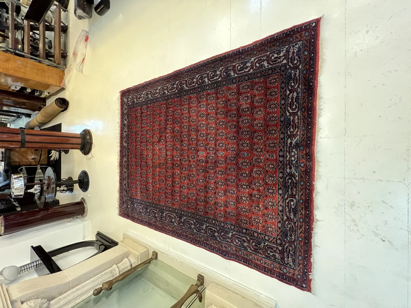 Antiker roter Teppich mit schönen Mustern in einem Vintage-Ambiente.