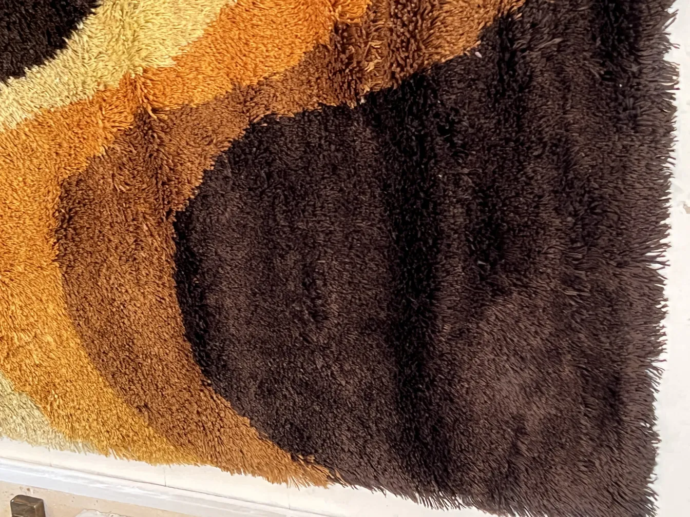 Tapete antigo com cores quentes e textura suave em um ambiente acolhedor.