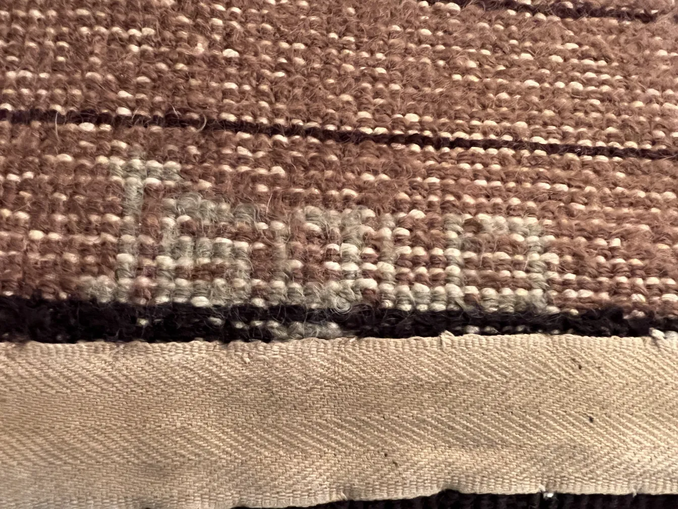 tappeto antico marrone con dettagli intricati