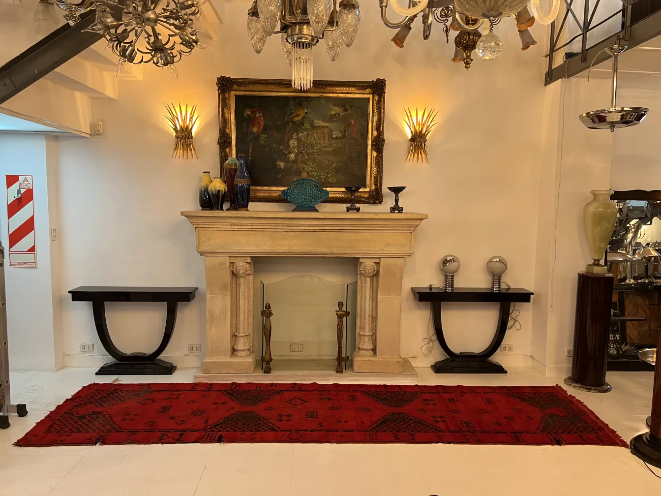 tapete antigo vermelho com padrões em ambiente elegante