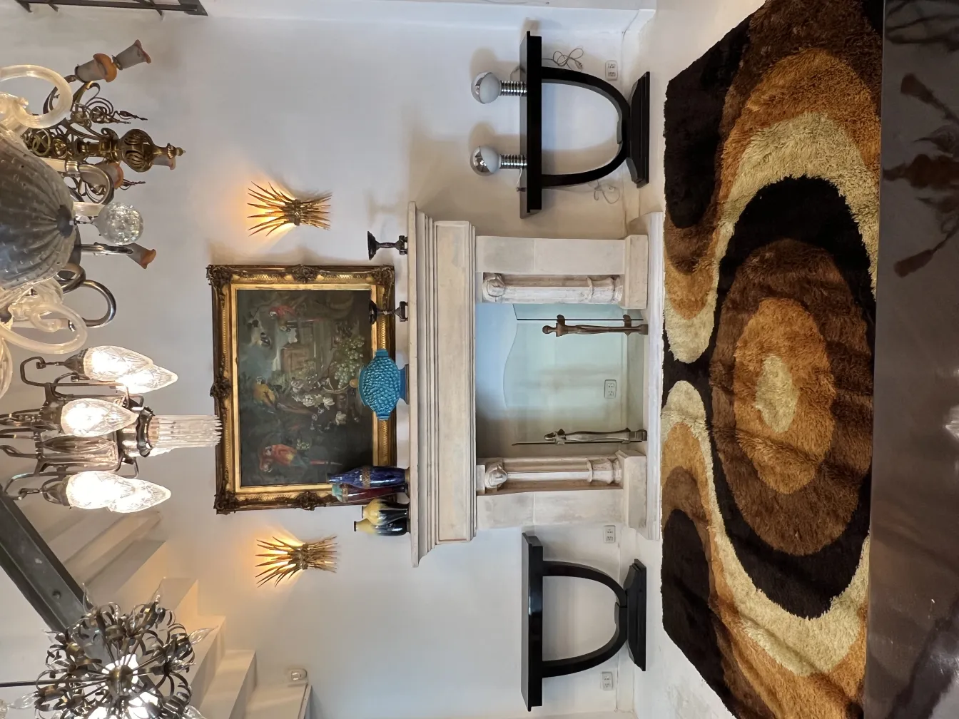 Tapis ancien avec des motifs circulaires dans des tons marron et crème, dans un environnement chaleureux.