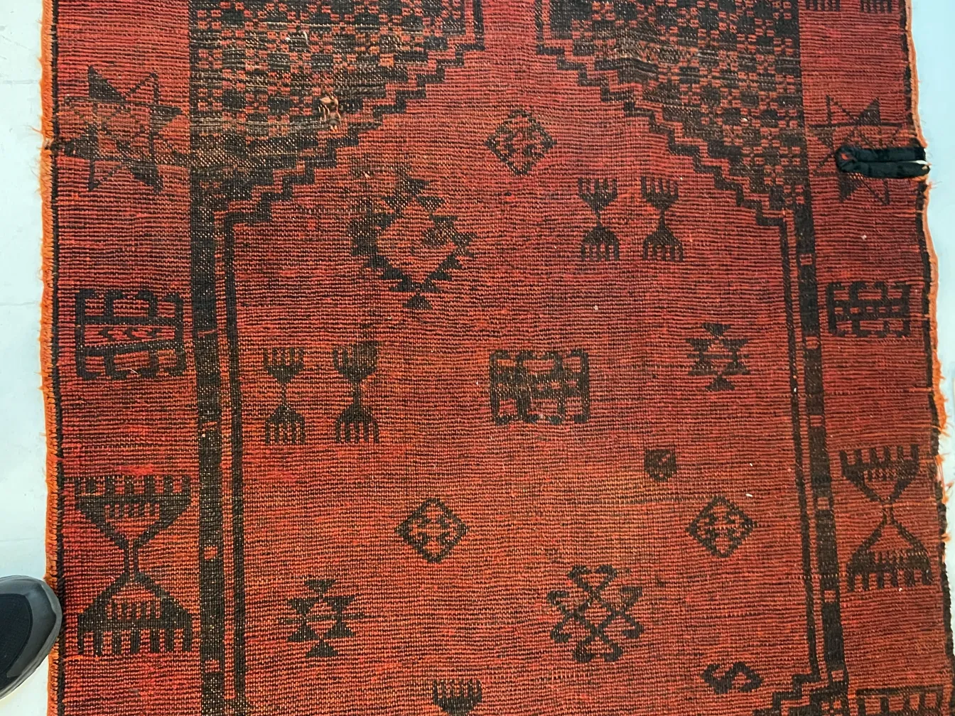 tappeto decorativo antico con motivi unici in rosso e nero